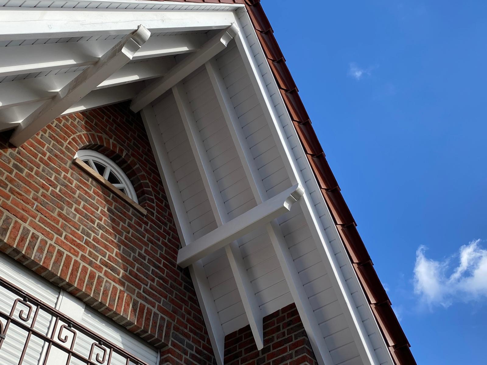 S&auml;uberung der Dachunterseiten f&uuml;r ein gepflegtes Gesamterscheinungsbild.